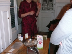 Isabelle Delannoy en action - atelier solutions naturelles pour le corps et la maison à partir d'ingrédients simples et de qualité <a style='color: #fff;' href='/uploaded/photo/-5172354c953b9.jpg'>(Télécharger)</a>