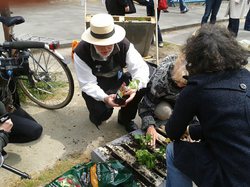 François Rouillay en action devant l'entrée de l'UNESCO <a style='color: #fff;' href='/uploaded/photo/-517cd92a98d49.jpg'>(Télécharger)</a>