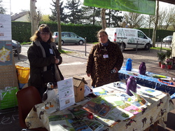 Christine et Simone sur le stand (il faisait très froid...) <a style='color: #fff;' href='/uploaded/photo/-518f5562902ce.jpg'>(Télécharger)</a>