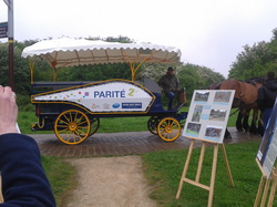 Calèche fabriquée par les élèves d'un lycée professionnel, pouvant accueillir deux fauteuils roulants <a style='color: #fff;' href='/uploaded/photo/-519bb6bdd07a8.jpg'>(Télécharger)</a>