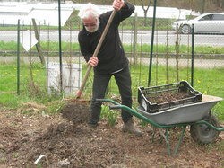 Au potager : tamisage du compost <a style='color: #fff;' href='/uploaded/photo/atelier-s-initier-au-compost-5ac8d48cad410.jpg'>(Télécharger)</a>