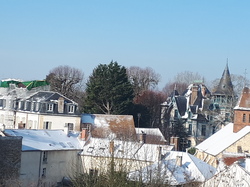 Résidence Monteynard (plus vieux bâtiment de Fourqueux qui va recevoir une antenne de téléphone, oui oui, c'est possible !)
Villa Collin et église <a style='color: #fff;' href='/uploaded/photo/fourqueux-sous-la-neige-60255dea81279.jpg'>(Télécharger)</a>