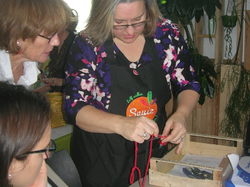 Créer des jolies cartes en recyclant des anciennes cartes de voeux ou des cartes postales <a style='color: #fff;' href='/uploaded/photo/journee-noel-zero-dechet-5bf1c29407487.jpg'>(Télécharger)</a>