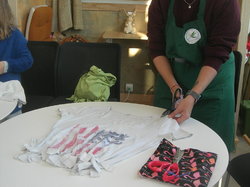 Faire un sac avec un t-shirt sans couture ! <a style='color: #fff;' href='/uploaded/photo/journee-noel-zero-dechet-5bf1c294bfbf9.jpg'>(Télécharger)</a>