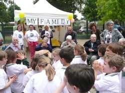 Les enfants chantent pour leurs anciens <a style='color: #fff;' href='/uploaded/photo/les-potes-ages-de-maisons-laffitte-51ca8b2f217a0.jpg'>(Télécharger)</a>