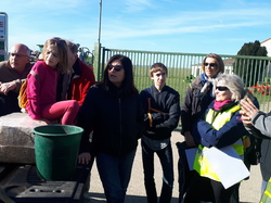 Rencontre avec les propriétaires de la ferme de Beaurepaire, Explications sur le miscanthus. <a style='color: #fff;' href='/uploaded/photo/randonnee-a-la-boussole-autour-de-montainville-5c73c8c97d177.jpg'>(Télécharger)</a>
