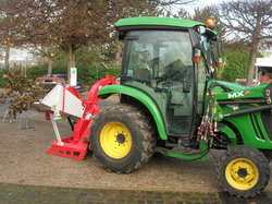 Le tracteur broyeur acquis par la ville <a style='color: #fff;' href='/uploaded/photo/serd-ateliers-tri-et-compost-5470a00eb6dbd.jpg'>(Télécharger)</a>